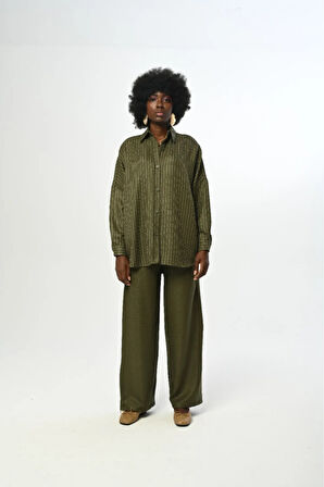 KADIN ÇİZGİLİ DESENLİ DÜZ RENK OVERSİZE KESİM GÖMLEK