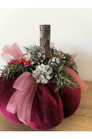 Kadife Dekoratif Balkabağı Masa Süsü - Bordo, Kozalak ve Çam Detaylı Yılbaşı Hediyelik Ev Aksesuarı 30x25cm