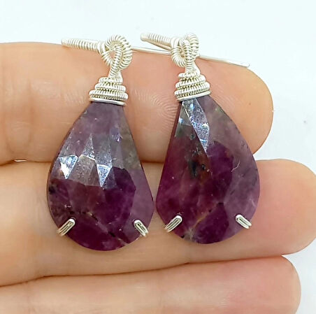 2376 Faset kesim damla Yakut Gümüş aparatlı el yapımı küpe