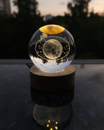 MR 3D Kristal Cam Küre, Ahşap Soketli Gece Lambası,LED, sevgiliye hediye, Noel, Öğretmenler Günü, Özel Tasarım Harika bir hediye (Satürn Kızı)