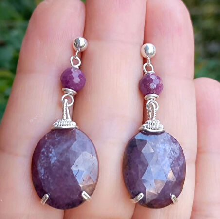 2377 Faset kesim oval Yakut Gümüş aparatlı el yapımı küpe