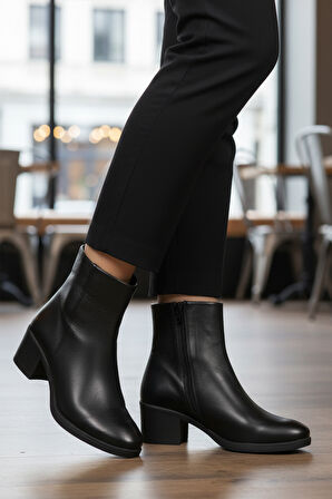 Siyah Hakiki Deri Fermuarlı Polarlı Kadın Bot 92162-1 Z