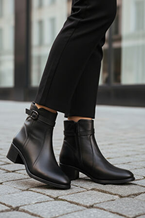 Siyah Hakiki Deri Fermuarlı İçi Polarlı Kadın Bot 24113-1 Z