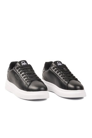 Siyah Beyaz Bağcıklı Cilt Unisex Spor Ayakkabı BNI-12098 G