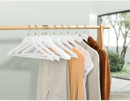 10’lu Ahşap Görünümlü Plastik Askı Seti – Dayanıklı Pantolon, Gömlek ve Elbise Askısı – İnce Tasarım Dolap Düzenleyici Kıyafet Askısı (Beyaz)