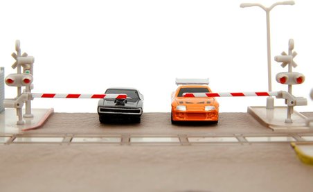 Toys Hızlı ve Öfkeli Tren Sahnesi - Diorama 2 Nano Model Araba (Dodge Charger ve Toyota Supra), Tren ve Hızlı ve Öfkeli Filminin Final Yarış Sahnesi için Aksesuarlar Dahil, 8 Yaş ve Üzeri