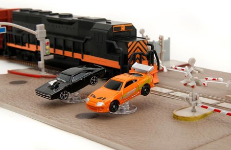 Toys Hızlı ve Öfkeli Tren Sahnesi - Diorama 2 Nano Model Araba (Dodge Charger ve Toyota Supra), Tren ve Hızlı ve Öfkeli Filminin Final Yarış Sahnesi için Aksesuarlar Dahil, 8 Yaş ve Üzeri