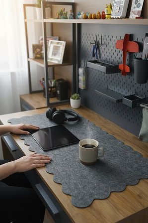 Keçe Bilgisayar Mouse Pedi Kıvrımlı 98x45 cm Antrasit Renk Çalışma Masası Düzenleyici 3 mm Kalınlık Masa Üstü Düzenleyici Mat