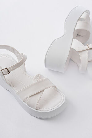 24414-1005 Beyaz Günlük Çapraz Dolgu Topuk Kadın Sandalet