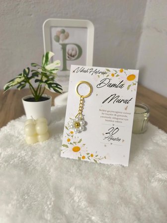 ​Pamuğum Atelier Kişiye Özel Çiçekli Nikah Hatırası Anahtarlık Misafirleriniz İçin İsim ve Tarih Baskılı Nişan, Nikah, Düğün Hediyeliği (50 Adet)