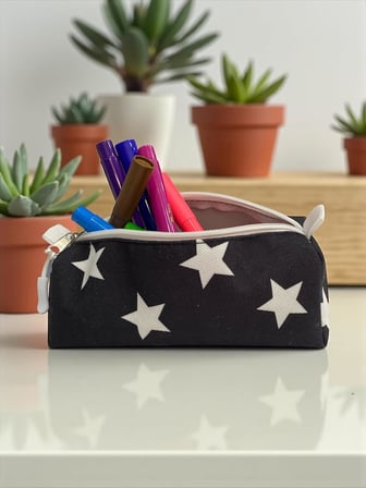 Yıldız Desenli Üçgen Kalemlik Makyaj Çantası Organizer 20x8x8 cm (Siyah)