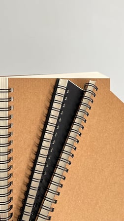 Fark Tanıtım Spiralli Defter, Kraft Kapaklı, B5 Boyutunda (182x257 mm), 100 Yaprak (Çizgisiz)