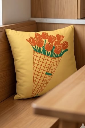 Külah İçinde Turuncu Lale Buketi Desenli Dekoratif Kırlent Kılıfı 43x43 cm Çift Taraflı Sarı Zemin