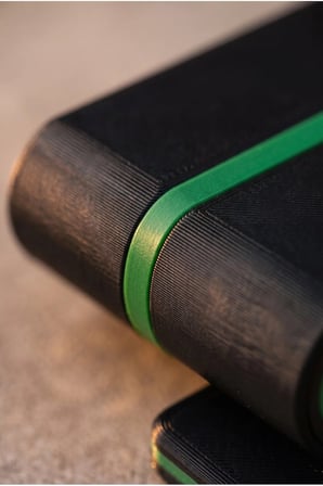 Vero Siyah Üzeri Yeşil Şeritli Masaüstü Telefon Tutucu ve Tablet Standı - Modern Oyuncu Aksesuarı