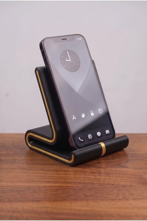 Vero Siyah Üzeri Gold Şeritli Masaüstü Telefon Tutucu ve Tablet Standı - Modern Oyuncu Aksesuarı