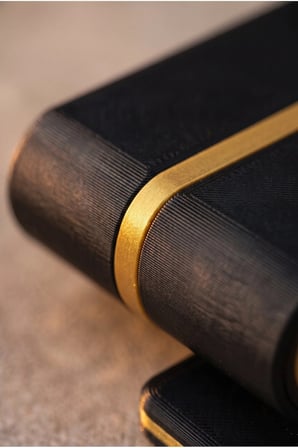 Vero Siyah Üzeri Gold Şeritli Masaüstü Telefon Tutucu ve Tablet Standı - Modern Oyuncu Aksesuarı
