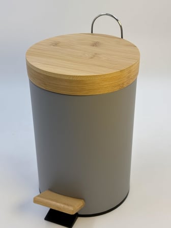 Bambu Kapaklı Metal Çöp Kovası – Hidrolik Sistemli Yavaş Kapanma Özellikli, Pedallı, Banyo ve Mutfak İçin Şık ve Fonksiyonel Tasarım (Gri, 3 Litre)