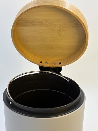Bambu Kapaklı Metal Çöp Kovası – Hidrolik Sistemli Yavaş Kapanma Özellikli, Pedallı, Banyo ve Mutfak İçin Şık ve Fonksiyonel Tasarım (Gri, 3 Litre)