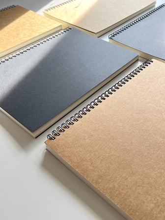 Spiralli Defter, Siyah Kapaklı B5 Boyutunda (182x257 mm), 100 Yaprak (Çizgisiz)