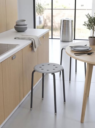 ® Metal Ayaklı Plastik Tabure 44 cm - Minimalist Yuvarlak Mutfak ve Balkon Taburesi, Üst Üste İstiflenebilir Ergonomik Delikli Ev Taburesi, Gri/Antrasit