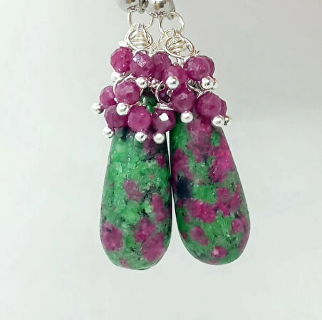 2447 Rubyzoisit Yakut çelik aparatlı el yapımı küpe