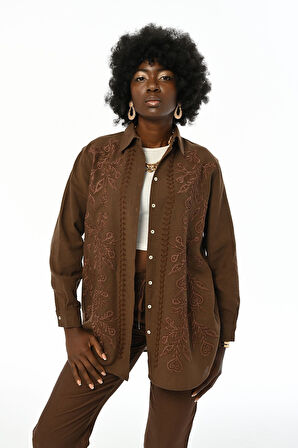 KADIN ÖNÜ NAKIŞ İŞLEMELİ OVERSİZE KESİM GÖMLEK