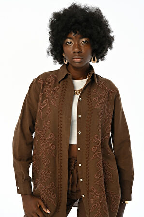 KADIN ÖNÜ NAKIŞ İŞLEMELİ OVERSİZE KESİM GÖMLEK