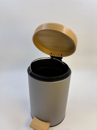 Bambu Kapaklı Metal Çöp Kovası – Hidrolik Sistemli Yavaş Kapanma Özellikli, Pedallı, Banyo ve Mutfak İçin Şık ve Fonksiyonel Tasarım (Gri, 5 Litre)