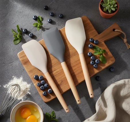 Bambu Saplı Silikon Dar Sıyırma Spatulası, Bambu Uzun Silikon Dar Spatula 27cm 3 Renk Seçenekli (TABA)