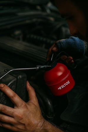 Metal Yağdanlık, Endüstriyel Yağlama Şişesi, Makine Yağı, İnce Akıtma Uç, Sızdırmaz Kapak, Otomotiv, CNC, Bakım Yağlık, Dayanıklı, Metal Uçlu, Kontrollü Akış, Ergonomik Tutuş (500 cc)