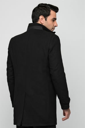 Dewberry Erkek Palto Siyah PLT8333 | Günlük Dış Giyim ve Şehir Stili, Kazak ve Gömlek Üzerine Katmanlı Kullanım, Jean ve Kumaş Pantolon Kombinleri, Ofis, Hafta Sonu ve Akşam Buluşmaları, Seyahat ve Mevsim Geçişi Gardırobu, Günlük Stil, Şehir Giyimi