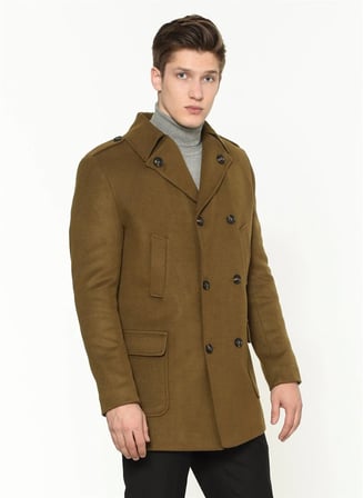 Dewberry Erkek Dar Kesim Palto Camel PLT8353 | Slim Fit, Günlük Dış Giyim ve Şehir Stili, Kazak ve Gömlek Üzerine Katmanlı Kullanım, Jean ve Kumaş Pantolon Kombinleri, Ofis, Hafta Sonu ve Akşam Buluşmaları, Seyahat ve Mevsim Geçişi Gardırobu