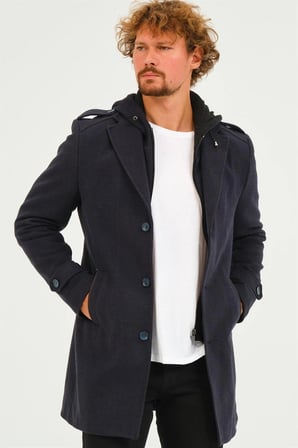 Dewberry Erkek Palto Diagonal Lacivert PLT8401 | Günlük Dış Giyim ve Şehir Stili, Kazak ve Gömlek Üzerine Katmanlı Kullanım, Jean ve Kumaş Pantolon Kombinleri, Ofis, Hafta Sonu ve Akşam Buluşmaları, Seyahat ve Mevsim Geçişi Gardırobu, Günlük Stil