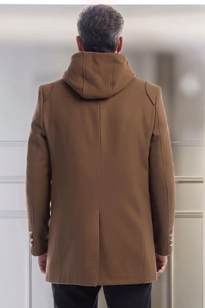 Dewberry Erkek Palto Camel PLT9335 | Günlük Dış Giyim ve Şehir Stili, Kazak ve Gömlek Üzerine Katmanlı Kullanım, Jean ve Kumaş Pantolon Kombinleri, Ofis, Hafta Sonu ve Akşam Buluşmaları, Seyahat ve Mevsim Geçişi Gardırobu, Günlük Stil, Şehir Giyimi