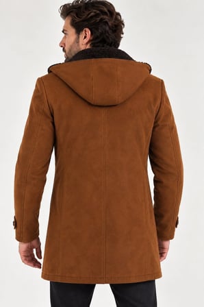 Dewberry Erkek Süet Görünümlü Palto Camel PLT9399 | Günlük Dış Giyim ve Şehir Stili, Kazak ve Gömlek Üzerine Katmanlı Kullanım, Jean ve Kumaş Pantolon Kombinleri, Ofis, Hafta Sonu ve Akşam Buluşmaları, Seyahat ve Mevsim Geçişi Gardırobu, Günlük Stil