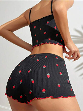 Siyah Üstüne Kırmızı Çilek Desenli Askılı Şortlu Pijama Takımı