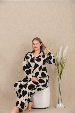 BüyükBeden Siyah Beyaz Kalp Desenli Düğmeli Uzun Kol Viskon Pijama Takımı
