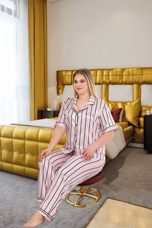 BüyükBeden Şık Tasarım Pembe Siyah Çizgili Düğmeli Kısa Kol Lüx Saten Pijama Takımı