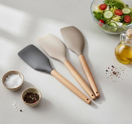 Bambu Saplı Silikon Dar Sıyırma Spatulası, Bambu Uzun Silikon Dar Spatula 27cm 3 Renk Seçenekli (SİYAH)
