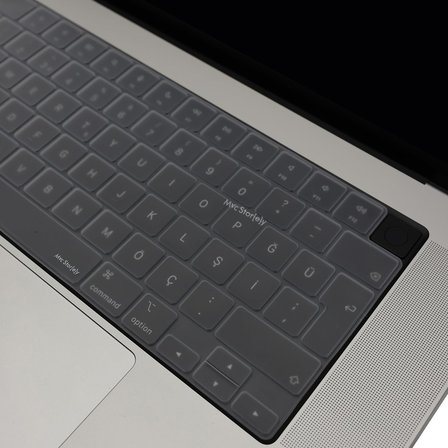 MacBook Türkçe‑Q Klavye Koruyucu Silikon Kılıf Kapak MacBook Air 13,6-15,3 Pro 14-16 inç Uyumlu M5/M4/M3/M2/M1 Touch ID – Toz, Dökülme ve Çizilmelere Karşı Koruma Şeffaf