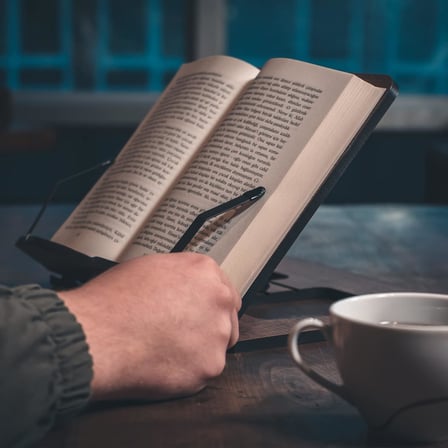 - Kitap Okuma Standı (Ceviz)