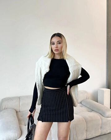 Siyah - Çift Yırtmaçlı Çizgili Şort Etek