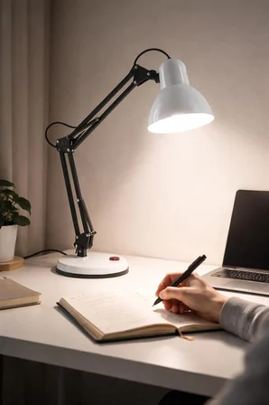 Akrobat Masa Lambası Kablolu Ayarlanabilir Kollu Çalışma Lambası Metal Gövde Güçlü Işık Ofis Ev Atölye Masaüstü Aydınlatma (Beyaz)