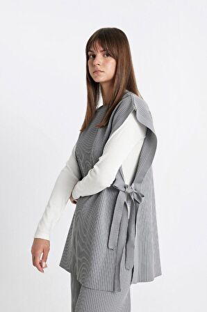 DeFacto Regular Fit Bisiklet Yaka Basic Düz Yan Bağlamalı Triko Süveter Y1323AZ24AUGR422