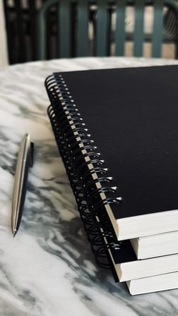Spiralli Defter, Siyah Kapaklı, A5 Boyutunda (15x21 cm), 100 Yaprak (Kareli)