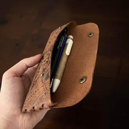 El Yapımı Kalemlik Hakiki Deri, Deri Küçük Kalem Kutusu – İş, Ofis, Okul Aksesuar Tutucu, Klasik ve Minimal El Yapımı Tasarım Vintage Kalemlik (Desenli Taba)
