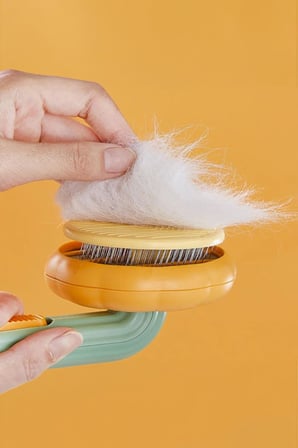 GoByPet Otomatik Temizlenen Pet Tarağı, Basmalı Sistem, Çelik İğneli, Ergonomik Sap (Turuncu)