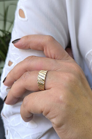 Altın Taşlı Çizgi Yüzük