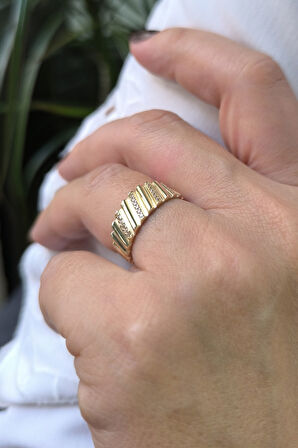 Altın Taşlı Çizgi Yüzük