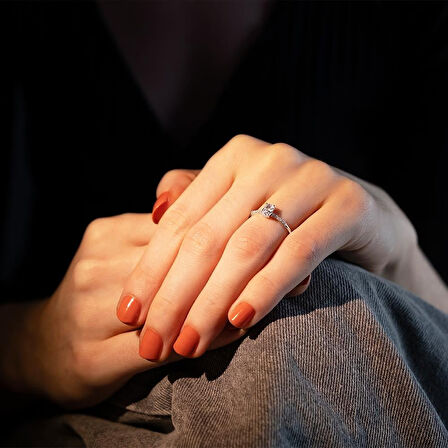 0.70 Karat  Özel Tasarım Oval Pırlanta Tektaş Yüzük-HRD Sertifikalı